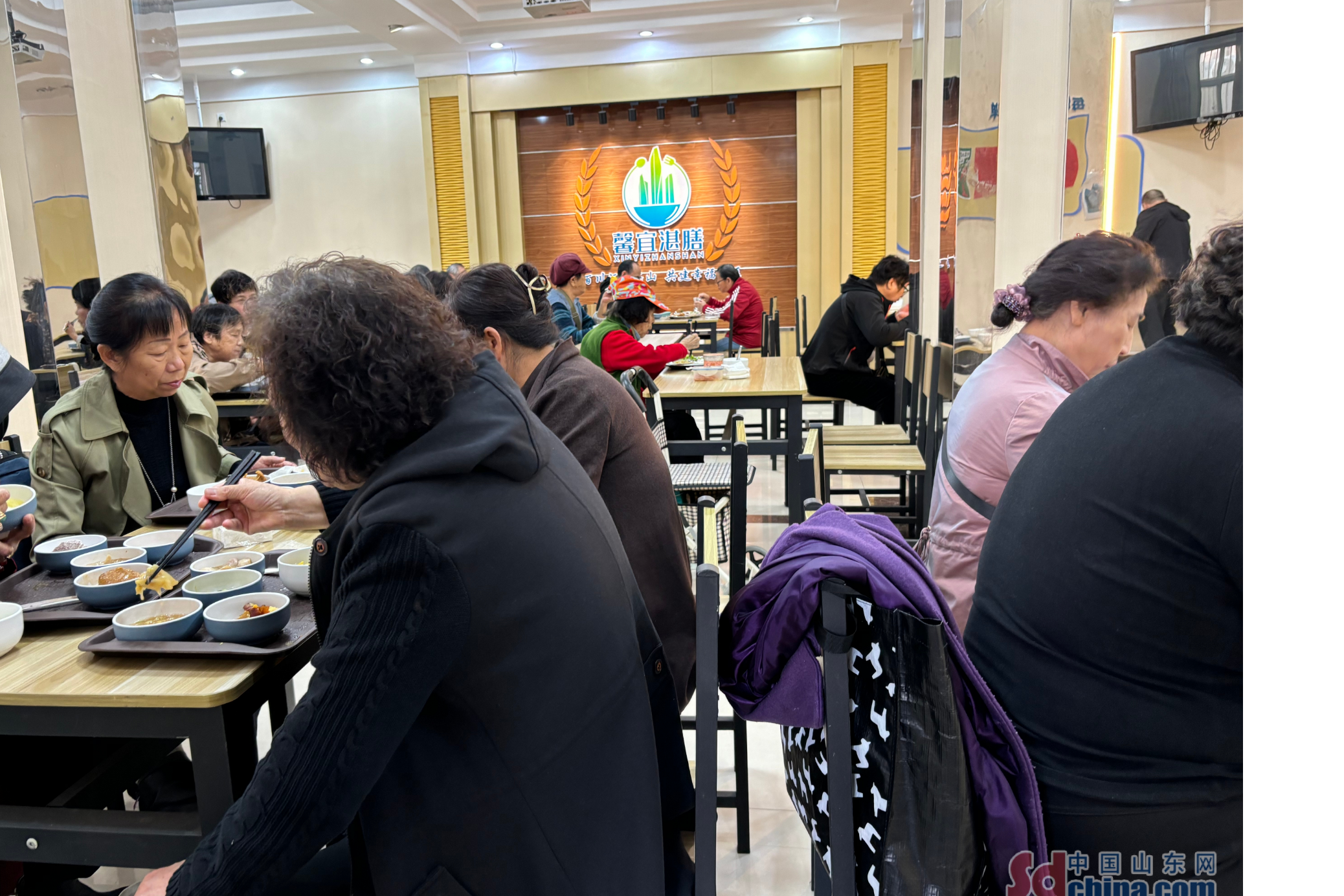 五社聯(lián)動(dòng) 幸福“食”光 青島湛山社區(qū)“馨宜湛膳”社區(qū)食堂開(kāi)業(yè)